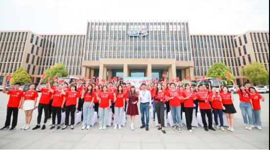 做白色的牛奶，創(chuàng)紅色的企業(yè)，花花牛乳業(yè)集團青春歌會慶祝建黨100周年