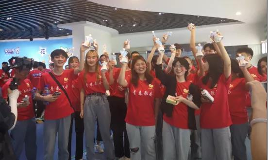 做白色的牛奶，創(chuàng)紅色的企業(yè)，花花牛乳業(yè)集團青春歌會慶祝建黨100周年