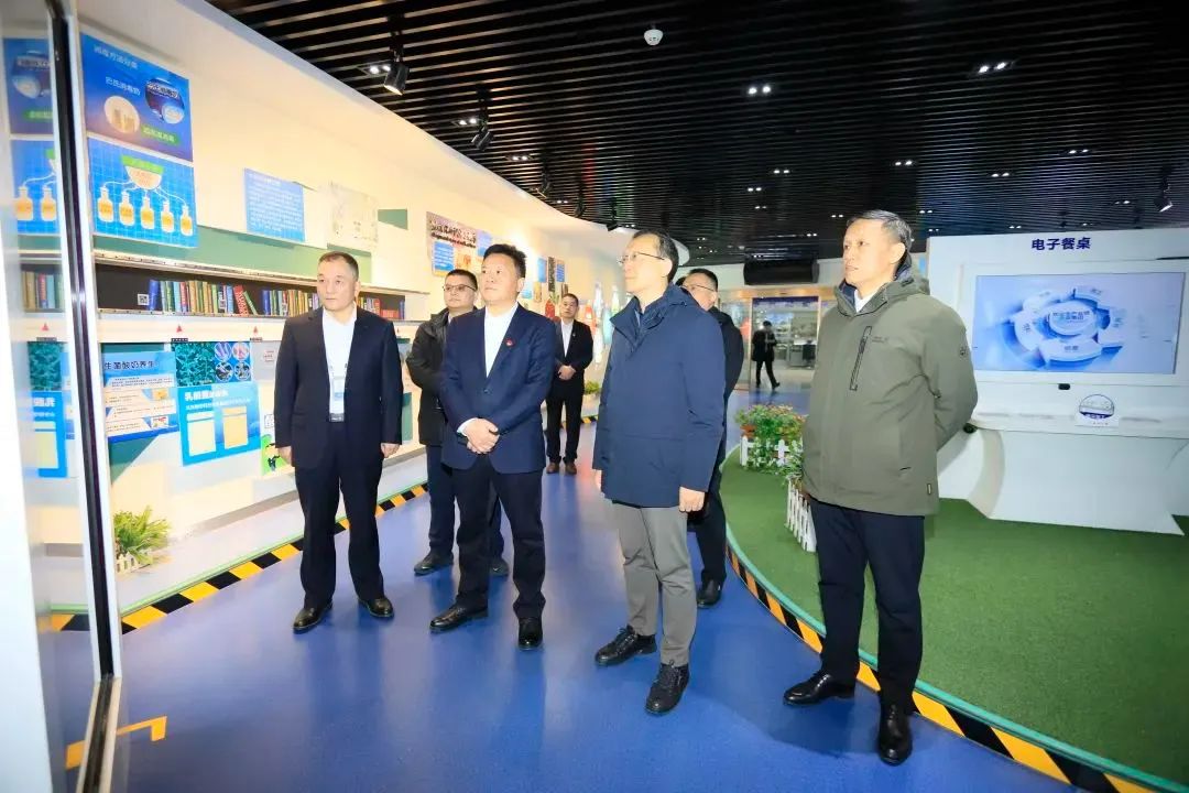 省政府國資委黨委書記、主任李濤一行到花花牛乳業(yè)集團調研