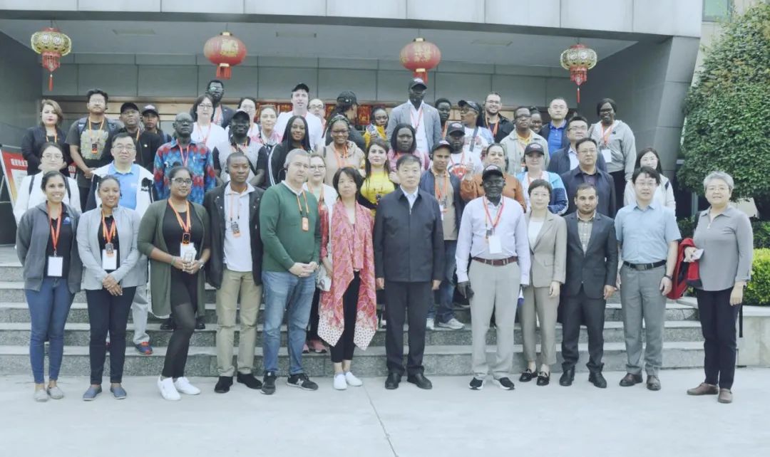 北京大學南南合作與發(fā)展學院教授、全球伙伴關(guān)系主任周詠梅一行蒞臨花花牛平輿瑞亞牧業(yè)參觀調(diào)研