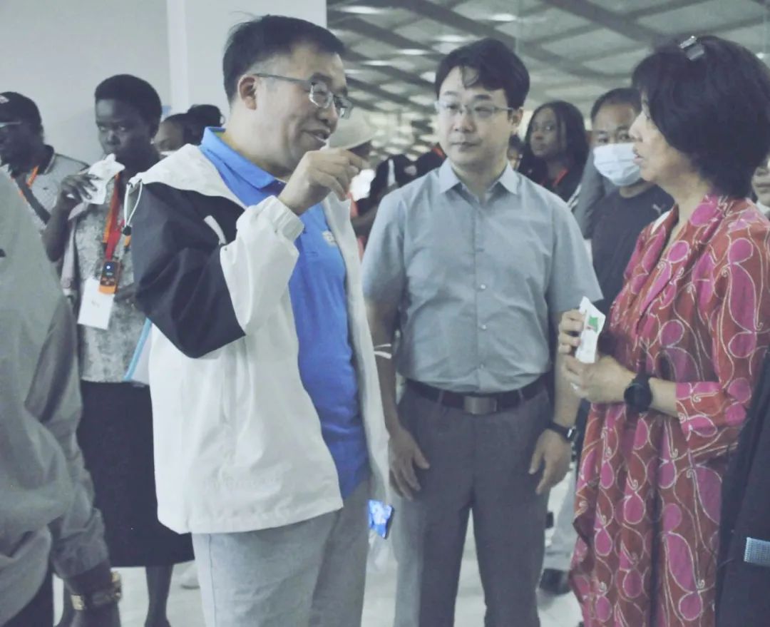 北京大學南南合作與發(fā)展學院教授、全球伙伴關(guān)系主任周詠梅一行蒞臨花花牛平輿瑞亞牧業(yè)參觀調(diào)研