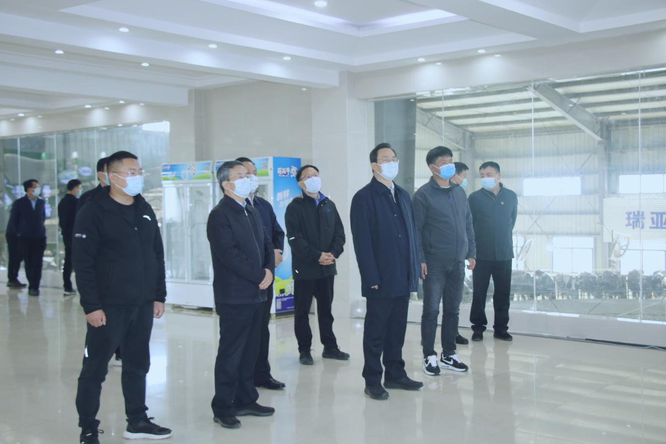 河南省人大常委會黨組書記、副主任孔昌生蒞臨花花牛魯山瑞亞牧場參觀調(diào)研