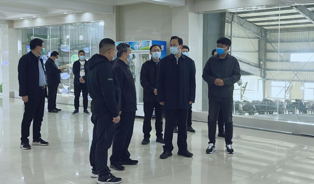 河南省人大常委會黨組書記、副主任孔昌生蒞臨花花牛魯山瑞亞牧場參觀調(diào)研