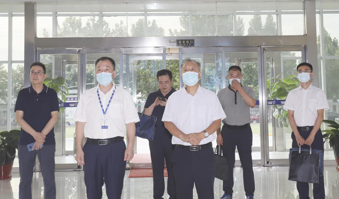 河南省“萬(wàn)人助萬(wàn)企”活動(dòng)第一工作組 蒞臨花花牛乳業(yè)集團(tuán)調(diào)研 河南省“萬(wàn)人助萬(wàn)企”活動(dòng)第一工作組 蒞臨花花牛乳業(yè)集團(tuán)調(diào)研