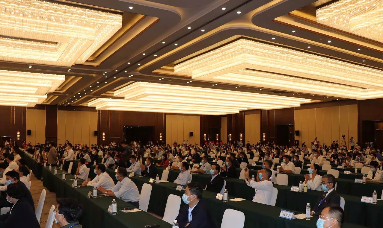 喜報(bào) | 花花牛輕覺酸奶榮獲第二十四屆中國(guó)農(nóng)產(chǎn)品加工業(yè)投資貿(mào)易洽談會(huì)金質(zhì)產(chǎn)品獎(jiǎng)