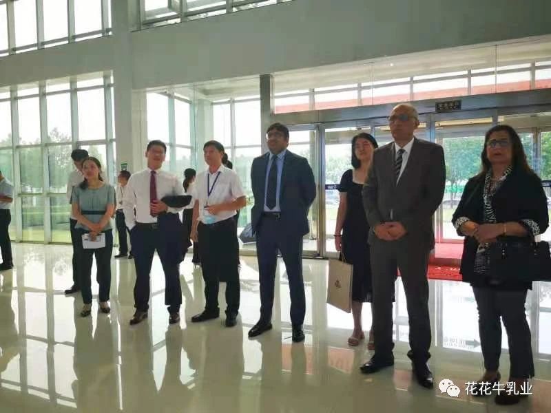 巴基斯坦駐華大使莫因·哈克 蒞臨花花牛乳業(yè)集團(tuán)參觀訪問(wèn)