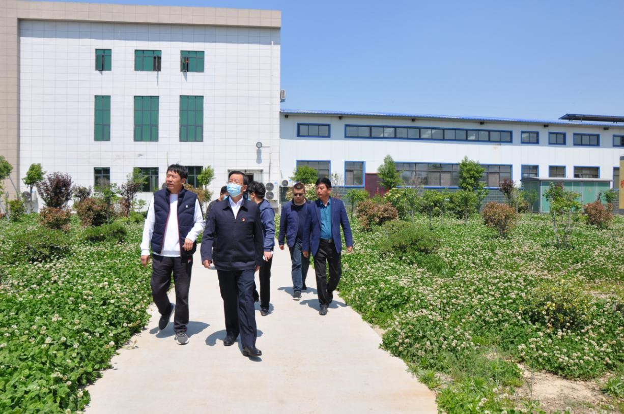 商丘市委常委、宣傳部部長王全周一行蒞臨睢縣瑞亞牧業(yè)有限公司調(diào)研