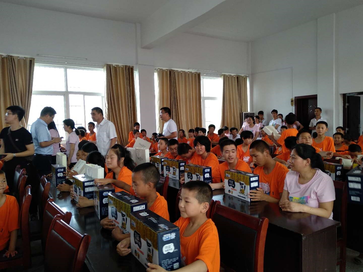 “關(guān)愛特殊兒童，讓愛灑滿人間—花花牛乳業(yè)集團2018中國小康牛奶行動” 公益助學(xué)泌陽捐贈儀式