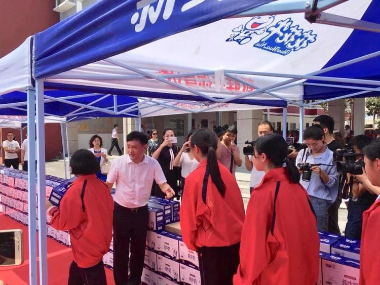 “健康中原，牛奶伴您行——花花牛乳業(yè)集團(tuán)2018中國小康牛奶行動” 公益助學(xué)啟動儀式隆重舉行