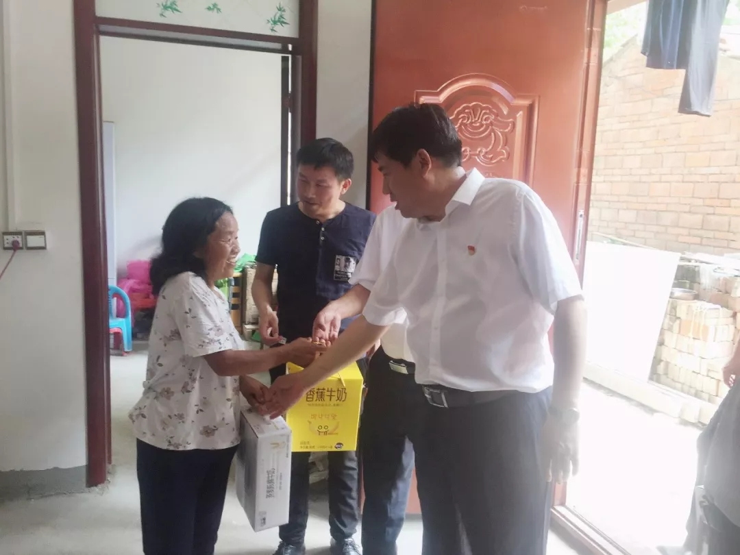 花花牛乳業(yè)集團(tuán)走訪慰問貧困戶 結(jié)對(duì)幫扶暖人心