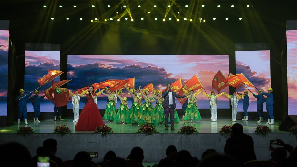 “不忘初心、聚力前行” 花花牛集團(tuán)2018迎新春聯(lián)歡會(huì)隆重舉行