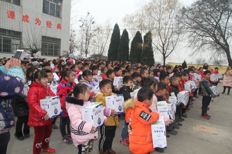 花花牛精準(zhǔn)扶貧暖冬公益行走進登封市劉家溝