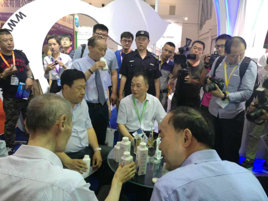 花花牛牛氣沖天！農(nóng)業(yè)部長(zhǎng)品嘗“領(lǐng)暢”點(diǎn)贊，又獲國(guó)際奶業(yè)平臺(tái)青睞