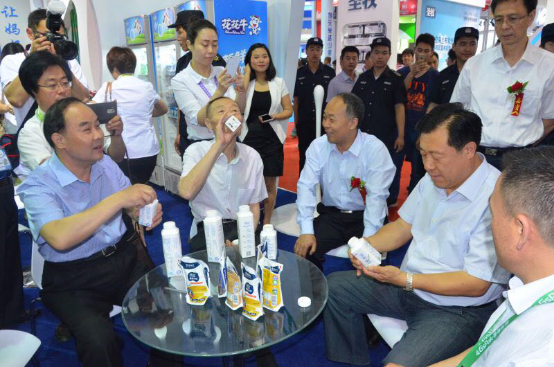 花花牛牛氣沖天！農(nóng)業(yè)部長(zhǎng)品嘗“領(lǐng)暢”點(diǎn)贊，又獲國(guó)際奶業(yè)平臺(tái)青睞