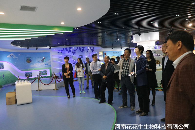 鄭州市二七區(qū)區(qū)委、統(tǒng)戰(zhàn)部部長王玉紅蒞臨花花牛生物科技有限公司參觀指導(dǎo)