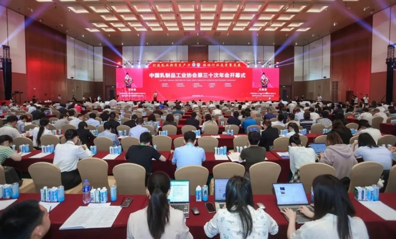 花花牛乳業(yè)集團(tuán)黨委書記、董事長(zhǎng)唐洪峰一行參加中國乳制品工業(yè)協(xié)會(huì)第三十次年會(huì)暨2024中國（國