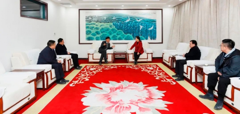 發(fā)揮產(chǎn)業(yè)優(yōu)勢(shì) 助力鄉(xiāng)村振興 | 民權(quán)縣委副書(shū)記、縣長(zhǎng)王靜嫻會(huì)見(jiàn)關(guān)曉彥董事長(zhǎng)一行