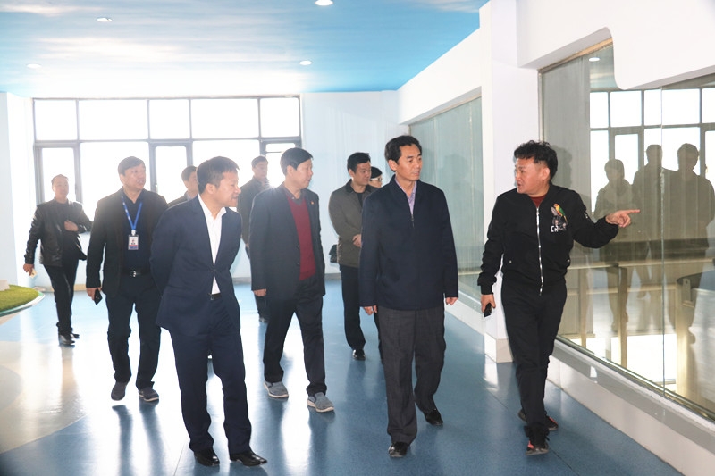 封丘縣縣長(zhǎng)王獻(xiàn)臣一行蒞臨花花牛集團(tuán)養(yǎng)殖、乳品事業(yè)部參觀調(diào)研