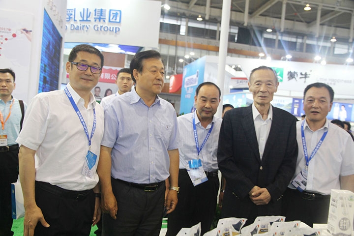 花花牛亮相第八屆中國(guó)奶業(yè)大會(huì)，又獲農(nóng)業(yè)部長(zhǎng)一聲贊！