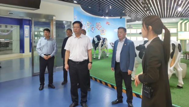 鄭州市人民檢察院黨組書(shū)記、代檢察長(zhǎng)張道偉一行蒞臨河南花花牛乳業(yè)集團(tuán)參觀調(diào)研